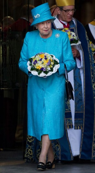 3. 女王伊丽莎白二世(Queen Elizabeth II)选择了一件优雅的天空蓝的套装，从头到脚都选择的蓝色系，包括帽子和手套，绝对是富有权威性的皇室穿着。