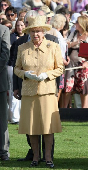 6. 伊丽莎白二世(Queen Elizabeth II)可以驾驭任何色彩，淡黄色的波点套装和A字裙搭配白手提，素雅中凸显高贵感。