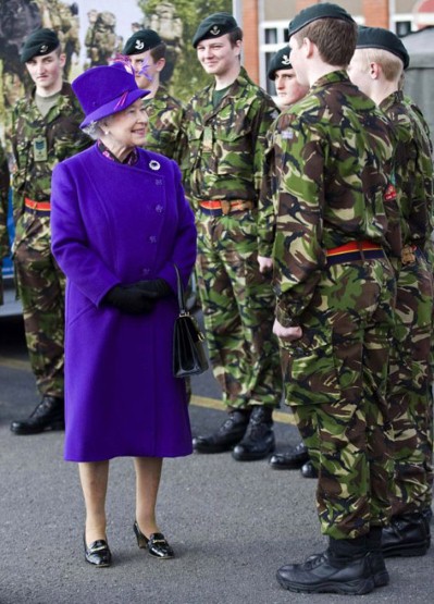 8. 在会见英国军队，伊丽莎白二世(Queen Elizabeth II)选择了一套深紫色套装出席，一展她母仪天下的权威。