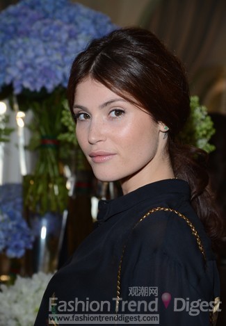 35.	杰玛•阿特登（Gemma Arterton）身着Gucci 2012-2013秋冬12号透明绉丝长袖衬衫搭配同款绉丝长裤，佩戴18k黄金Diamantissima项链及18k黄金马衔扣手镯；手执镶嵌珐琅虎头装饰的黑色鳄鱼皮晚宴手拿包。 <br>
<br>
