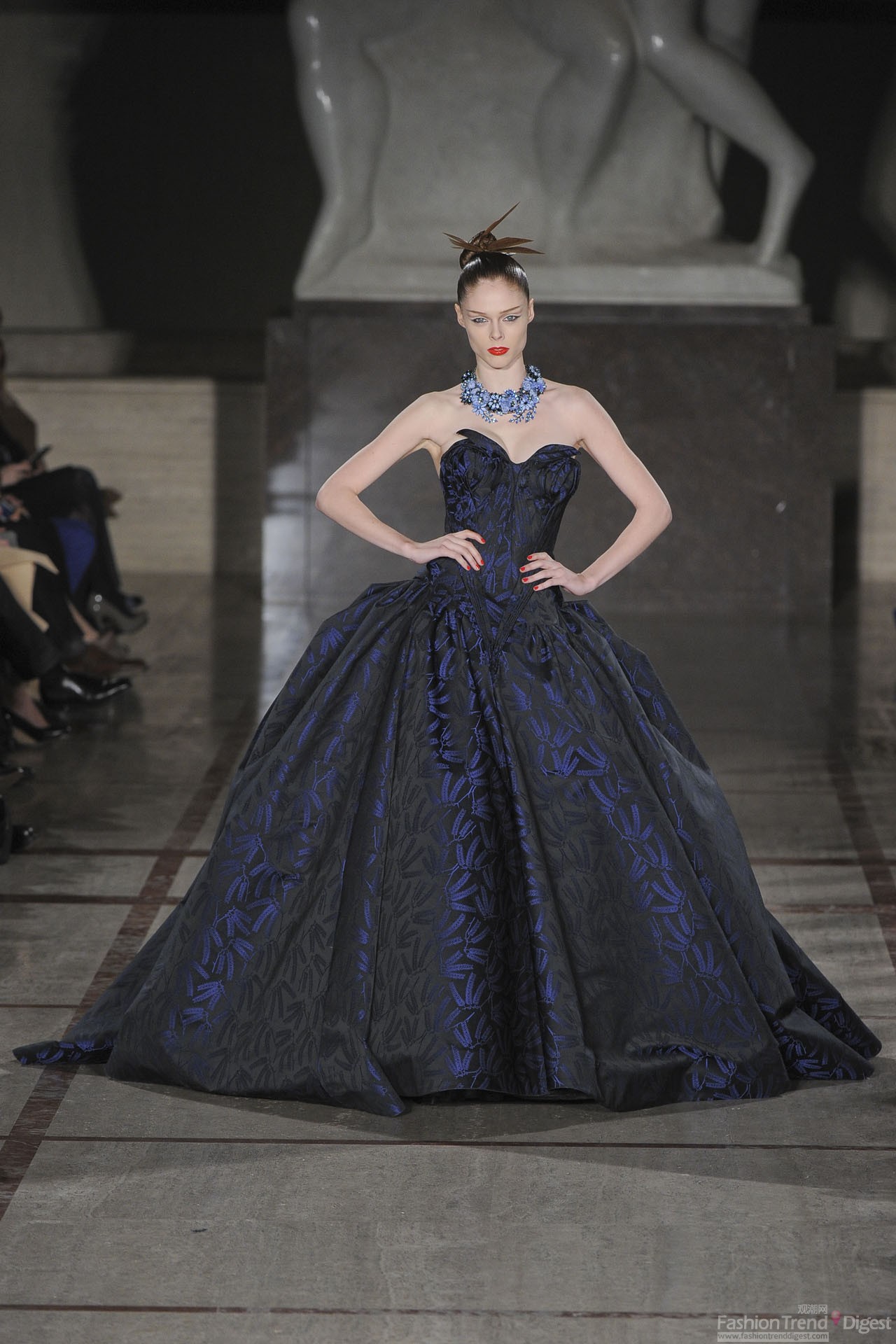 12. 2012秋冬Zac Posen ，超模可可•罗恰 (Coco Rocha)所穿着的午夜蓝抹胸晚礼服。