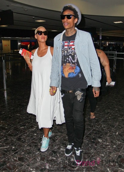 1. 光頭型女Amber Rose和維茲•哈利法（Wiz Khalifa）甜蜜街頭秀造型，不過這位美女平時穿得是個性十足，怎么今天只選擇了一件普通的白色背心裙搭配藍色休閑鞋，品味下降了許多。 <br>
<br>
