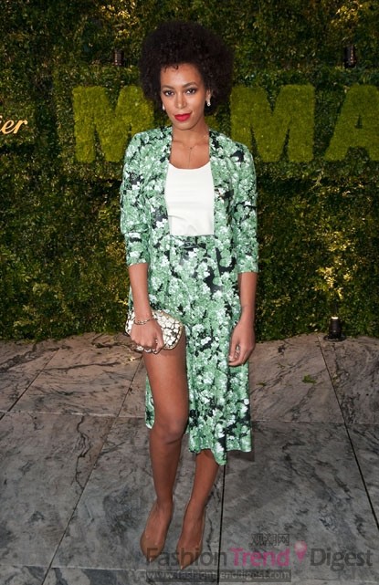 5. 索朗•諾里斯 (Solange Knowles)在2012年的MoMA派對活動上，造型有些荒謬，她竟然選擇了一套Flaminia Saccucci稀奇古怪的綠色印花裝。