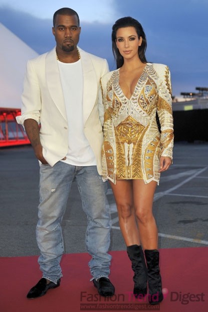 9. 社會名媛金•卡戴珊(Kim Kardashian) 選擇的是一件緊身的Emilio Pucci金色禮服搭配黑色及膝靴，這雙鞋子將整體的奢華高貴降低了不少。<br>
<br>
