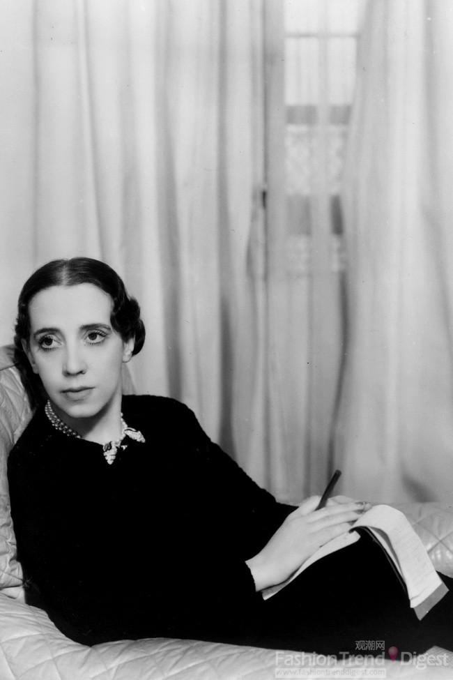 1. 1934年艾尔萨•夏帕瑞丽（Elsa Schiaparelli）在巴黎工作室。