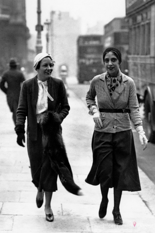 4. 1935 年艾尔萨•夏帕瑞丽（Elsa Schiaparelli）在右边，穿着最新的设计作品culottes抵达伦敦。