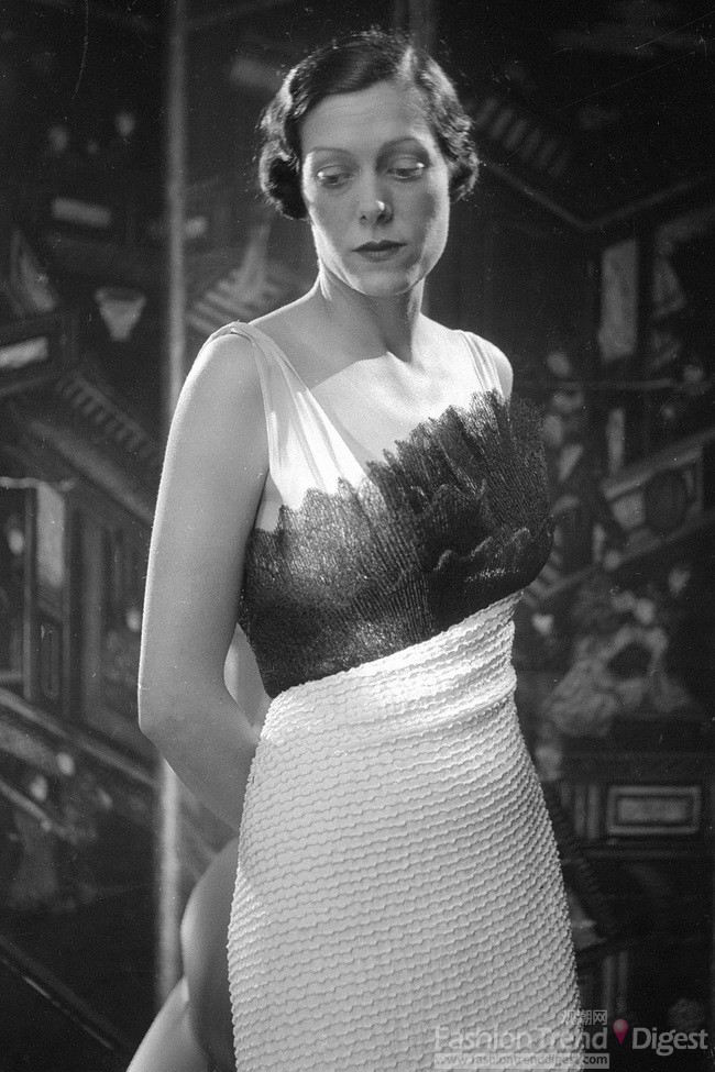 3. 1934年超模演绎艾尔萨•夏帕瑞丽（Elsa Schiaparelli）的设计礼服。