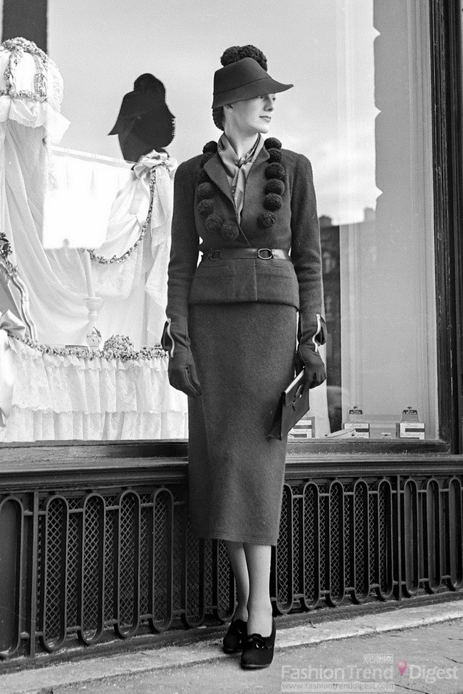 10. 1947 年一位模特在艾尔萨•夏帕瑞丽（Elsa Schiaparelli）Place Vendome店外展示。