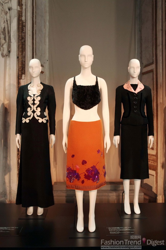 17. 2012 年艾尔萨•夏帕瑞丽（Elsa Schiaparelli）的设计作品，旁边正好是Miuccia Prada 的作品，都在大都会博物馆的展览展览，展览的名字是《Elsa Schiaparelli and Miuccia Prada: Impossible Conversations》。