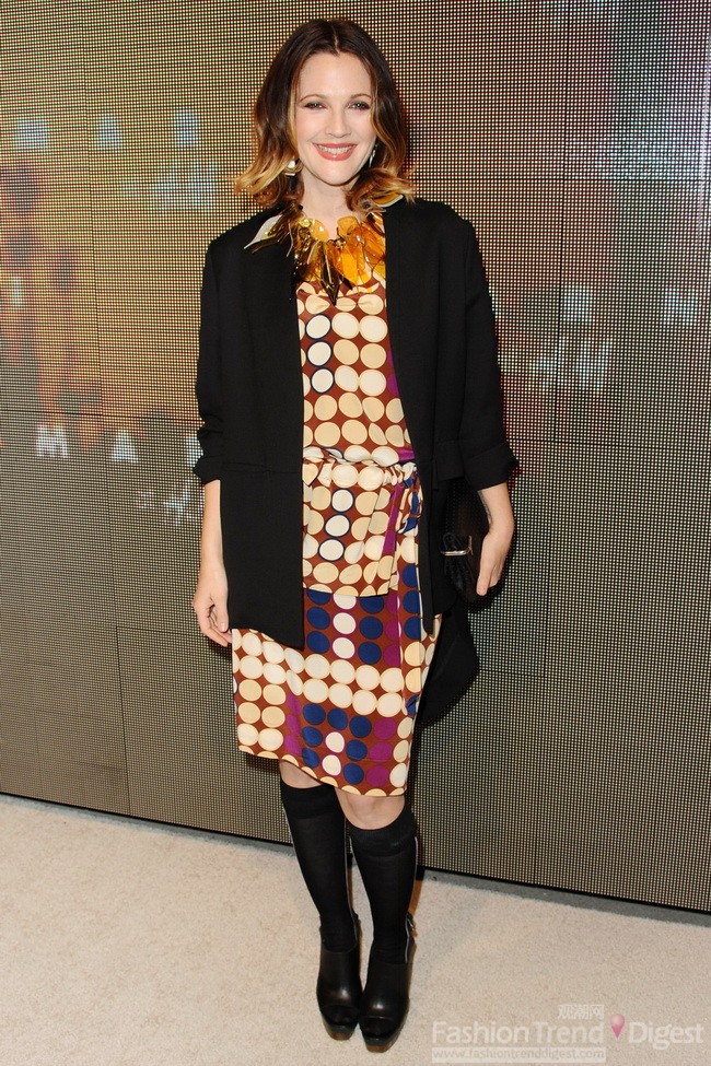 16. 2012年2月Marni for H&M洛杉矶发布会上，德鲁•巴里摩尔 (Drew Barrymore)选择的是高街品牌的波尔卡圆点礼服、项链。