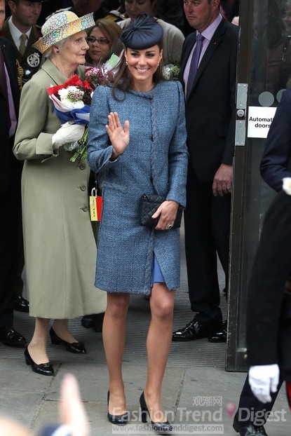 4. 本周剑桥公爵夫人凯特•米德尔顿（Kate middleton）身着一件蓝色M Missoni长款外套搭配优雅的黑色帽子，一如既往地展现她亲和力的穿着。