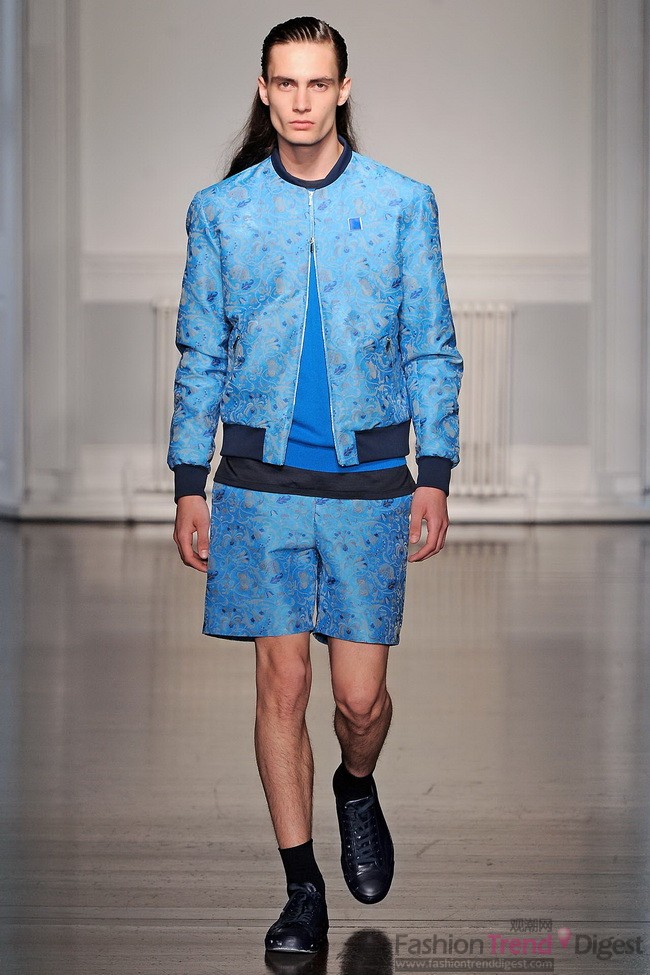 10. Richard Nicoll<br>
花花公子，蓝色印花套装带给人清爽怡人的海边度假风情，除了色彩的男装外，发型也回归到古代，整洁干净，没有一丝凌乱的成分。<br>
