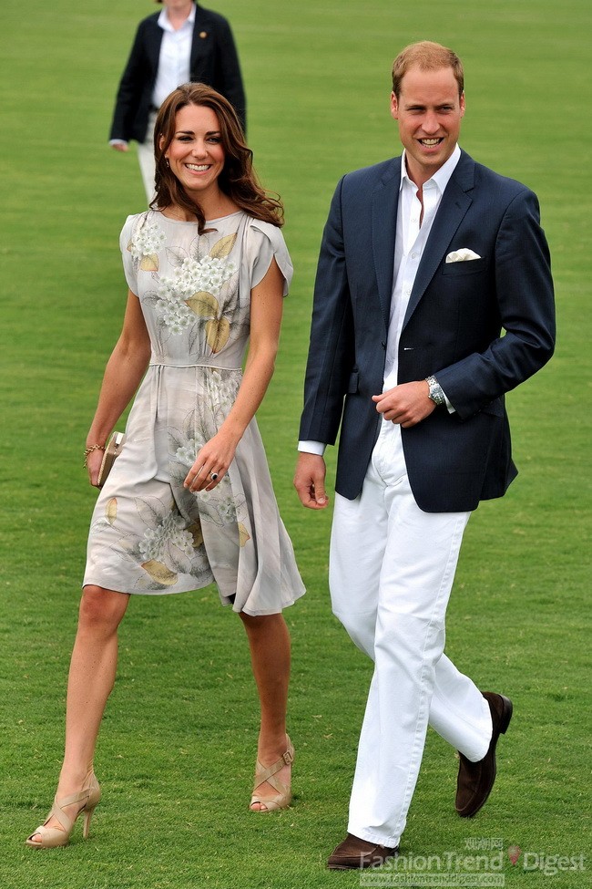 15.	2011年7月威廉王子与凯特•米德尔顿（Kate middleton）到达Santa Barbara马球俱乐部，威廉王子身着白色长裤和深蓝色西装。