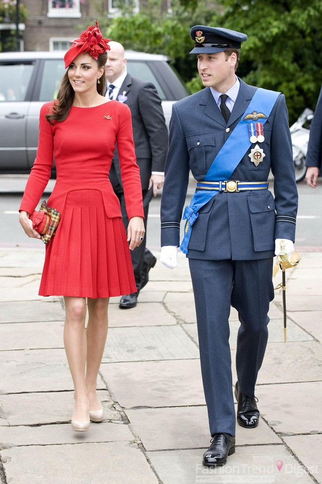 17.	2012年6月为了庆祝女王的钻石庆，威廉王子与凯特•米德尔顿（Kate middleton）一同出现，两人都选择了英国的皇室造型。