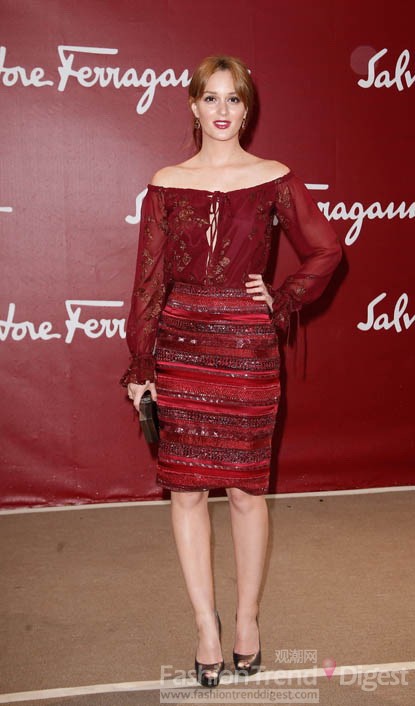 4. 绯闻女孩莉顿•梅斯特(Leighton Meester)选择了一件Salvatore Ferragamo Resort 2013系列出席活动，展露性感香肩的同时，带给我们更多的是一种经典的复古风格。