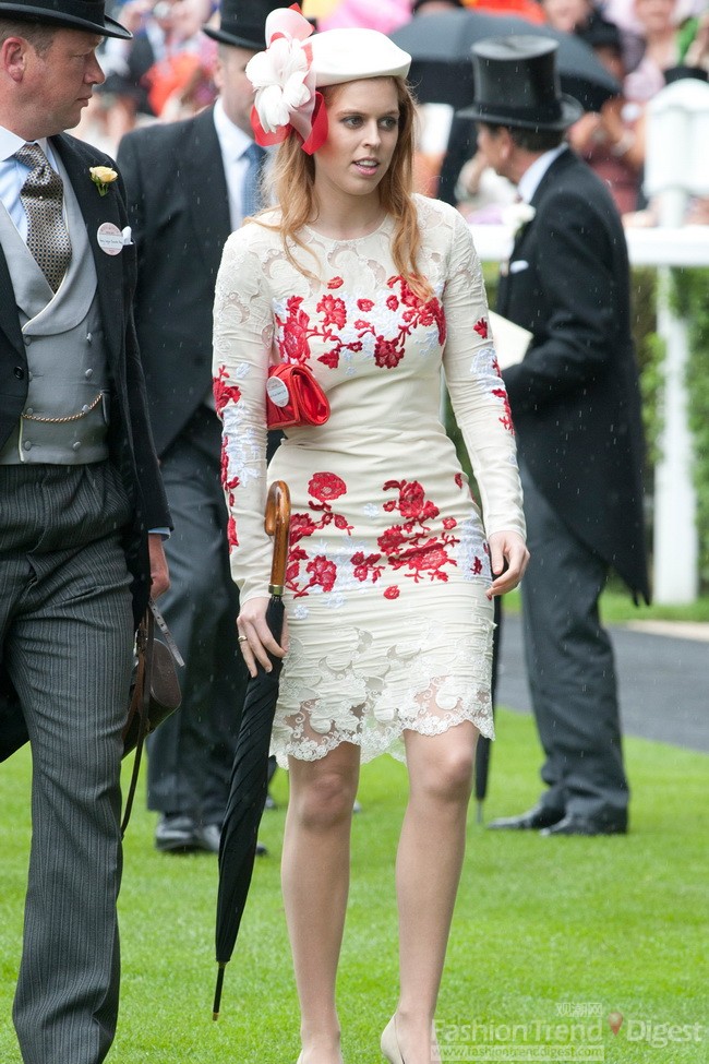 3.	英国碧翠丝公主(Princess Beatrice)身着一件Erdem 白色蕾丝裙搭配白色花朵帽。