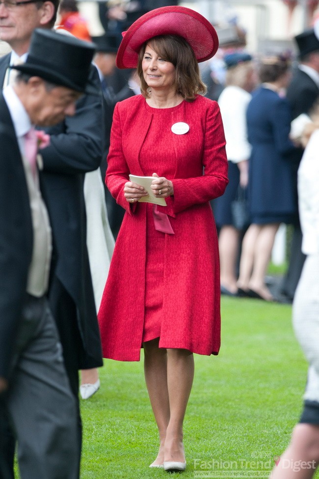 6.	凯特米德尔顿 (Kate middleton) 的母亲Carole middleton 选择了一件红色套装搭配红色帽子出席。