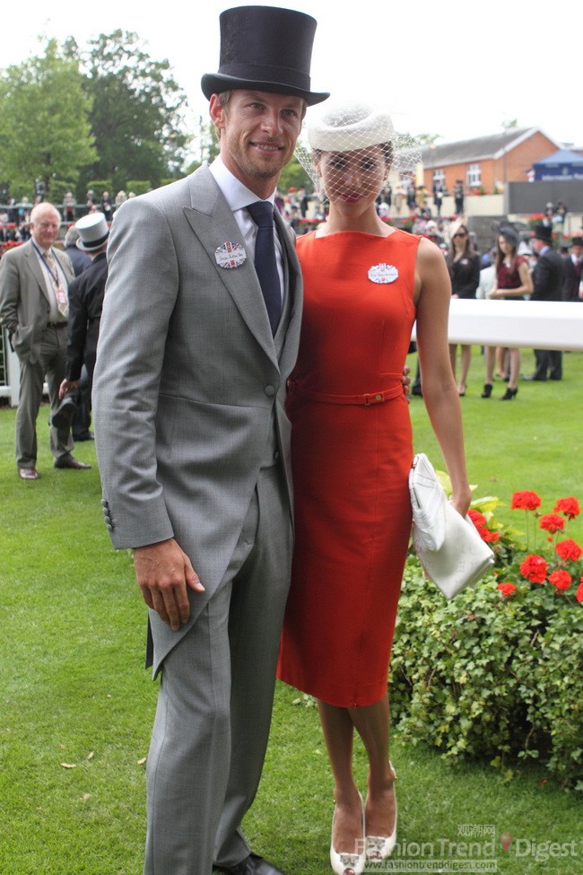 9.	简森•巴顿（Jenson Button）和Jessica Michibata，当天杰西卡选择的是一件橘红色礼服搭配一顶白色面纱帽。