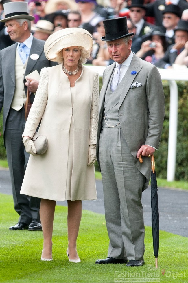 21.	康沃尔公爵夫人（The Duchess of Cornwall）身着一件Anna Valentine白色外套、Philip Treacy 帽子和Jimmy Choo高跟鞋，查尔斯王子（Prince charles）神追灰色三件套西装。