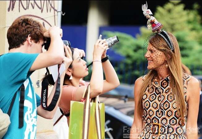 9.	Anna Dello Russo的头上戴的是一顶苗族娃娃，在向世界传递贵州苗寨欢迎您的讯息。