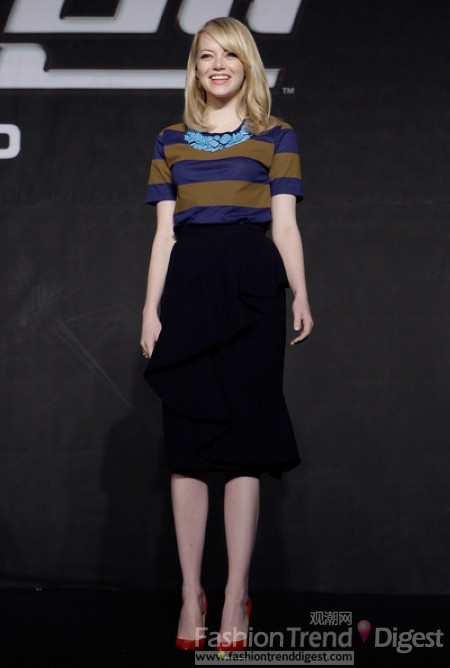 12. 我们喜欢艾玛•斯通 (Emma Stone)驾驭品牌的能力，Burberry Prorsum条纹礼服搭配红色Brian Atwood高跟鞋、夸张的蓝色项链，细节的撞色让造型更加完美。