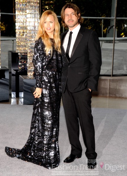 28. 明星造型師瑞秋•佐伊 (Rachel Zoe) 與Rodger Berman，她選擇的是一襲黑色亮片玩禮服。
