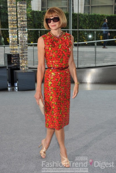 30. 時尚女魔頭安娜•溫圖爾 (Anna Wintour)選擇了一件Marc Jacobs印花禮服搭配裸色高跟鞋，依舊是墨鏡、BOB透，一如既往地保持端莊優雅。
