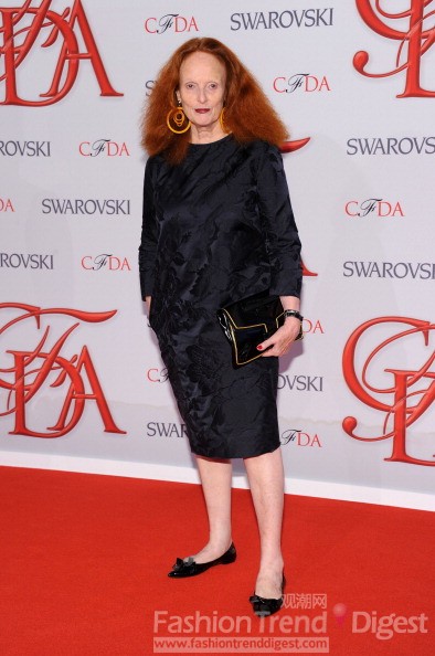 32. 時尚主編格蕾絲•柯丁頓 (Grace Coddington)身著黑色裙裝出席。