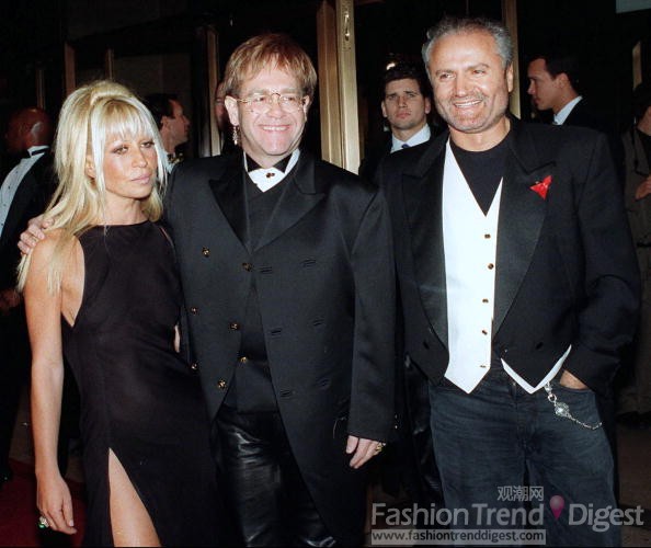16.	多娜泰拉•范思哲(Donatella Versace), 艾爾頓•約翰(Elton John)和Gianni Versace