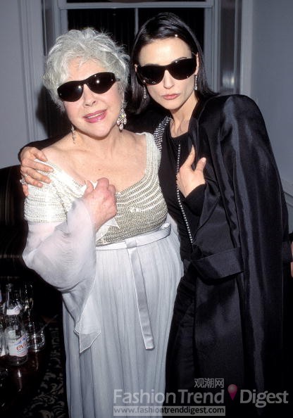 17.	1998年伊麗莎白•泰勒（Elizabeth Taylor）和黛米•摩爾（Demi Moore）