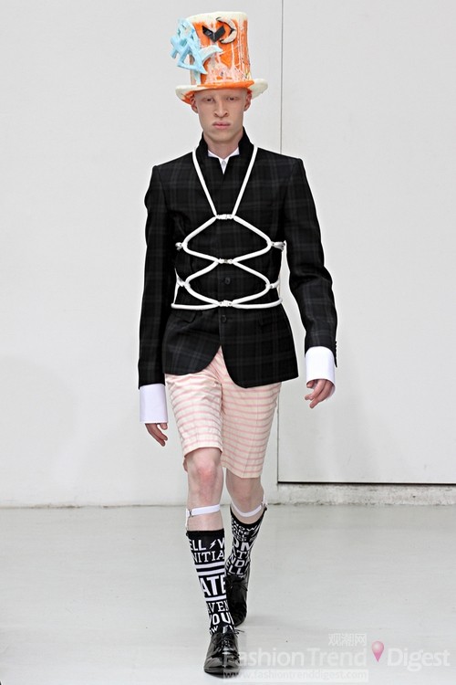 4. Walter Van Beirendonck<br>
Walter Van Beirendonck男人更像是马戏团的小丑，白色线条裹在身上，五花大绑造型，戴上有趣而滑稽的帽子。<br>
