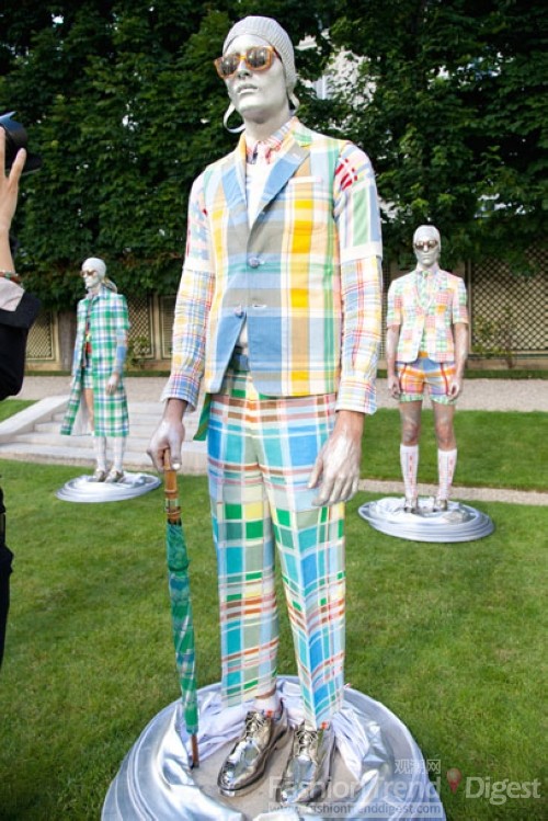 5. Thom Browne <br>
Thom Browne男人采用了人体彩绘的方式为大家展示男装，男模被涂成了银色，好像铜像一般。<br>
