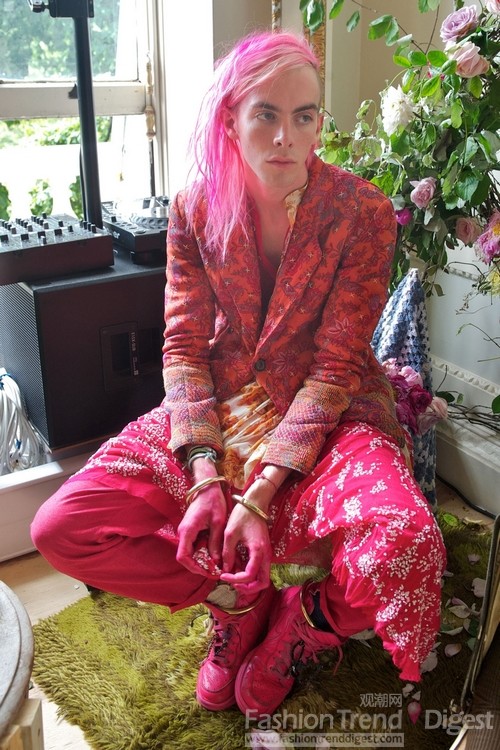 4. Meadham Kirchoff <br>
男人不仅留长发，还将自己的头发染和手部染成了粉红色，穿上玫瑰色套装和旅游鞋，还确实有些雷人。<br>
