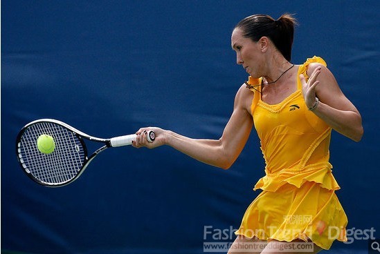 9.	伊莲娜•扬科维奇（Jelena Jankovic） 在2009年选择了一件芥末黄的网球衫。