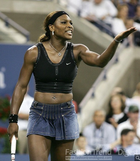 13.	塞雷娜•威廉姆斯（Serena Williams）在2004年美网公开赛上选择的喝死额露脐装和牛仔裙。