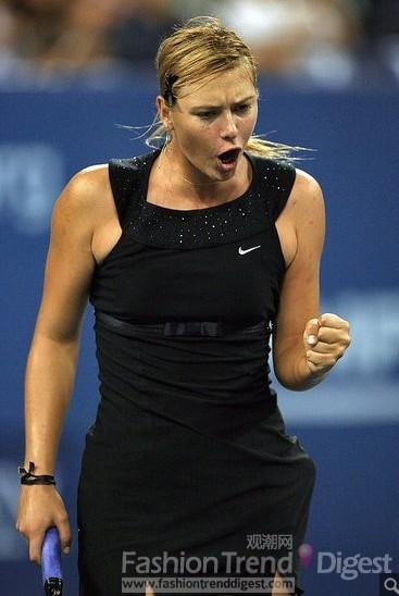 16.	玛莉娅•莎拉波娃(Maria Sharapova) 的这件Nike小黑裙灵感来自奥黛丽赫本，将网球时尚带领了一个新的高度。