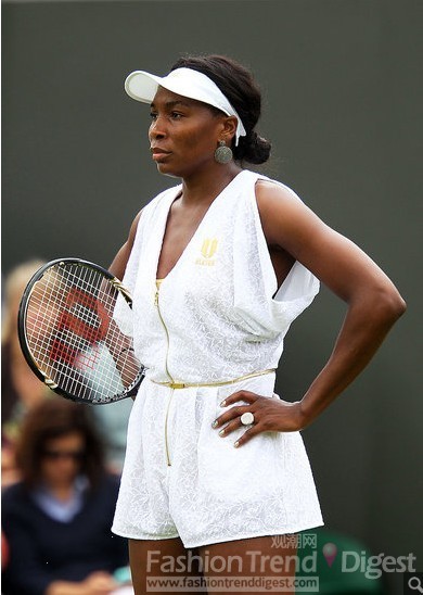 20.	2011年温网比赛, 维纳斯•威廉姆斯（Venus Williams）选择了一件经典的白色蕾丝球衣。