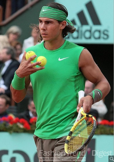 21.	拉菲尔•纳达尔（Rafael Nadal）在2008年的法网比赛上，选择了一件绿色网球衫和绿色头带。