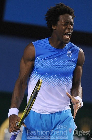 26.	法国网球运动员孟菲斯（Gael Monfils） 是网球场上最会穿着的一位男性网球选手，蓝白相间的网球衫让他变得超有品位。