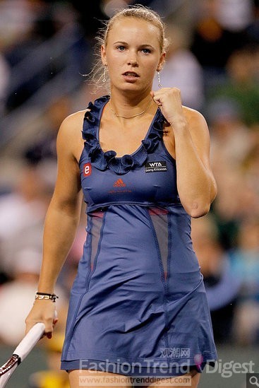 28.	丹麦籍波兰裔女子网球运动员卡洛琳•沃兹尼亚奇（Caroline Wozniacki）穿着一件蓝色Adidas by Stella McCartney 网球衫参加2011年印度网球比赛。