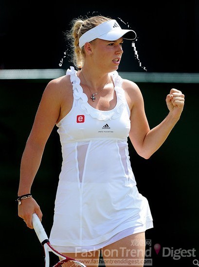 32.	卡洛琳•沃兹尼亚奇（Caroline Wozniacki）再次为Stella McCartney牌子代言，这件白色网球衫带来无限清爽。