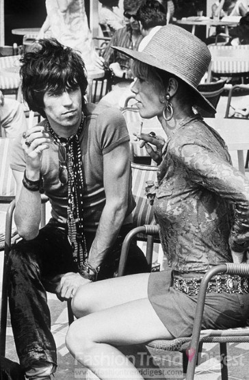 2.	吉他手基思•理查兹（Keith Richards）与女友Anita Pallenberg，他俩的造型在当时来说是最前卫、时尚的。<br>
<br>
