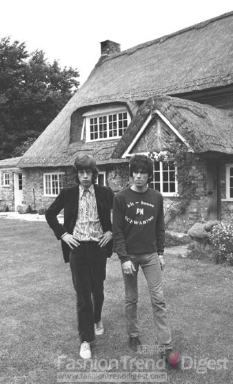 13.	米克•贾格尔（Mick Jagger）和基思•理查兹（Keith Richards）穿着的是60年代的服装。