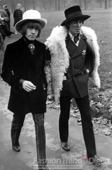 14.	1967年布赖恩•琼斯（Brian Jone）和基思•理查兹（Keith Richards）一起散步。