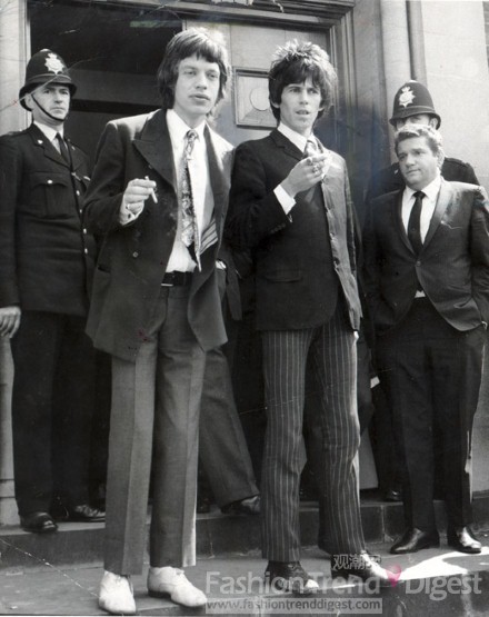15.	1967年米克•贾格尔（Mick Jagger）和基思•理查兹（Keith Richards）站在法庭门口。
