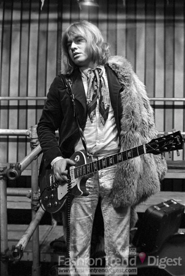 16.	布赖恩•琼斯（Brian Jones）与他的摇滚乐吉他，毛茸茸层的佩斯利印花丝巾是他的最爱。