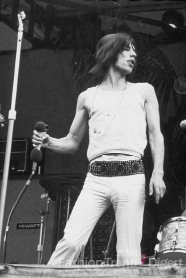 18.	米克•贾格尔（Mick Jagger）穿着自己心爱的镶钻腰带，以纪念他已故的乐队成员布赖恩•琼斯（Brian Jones）。