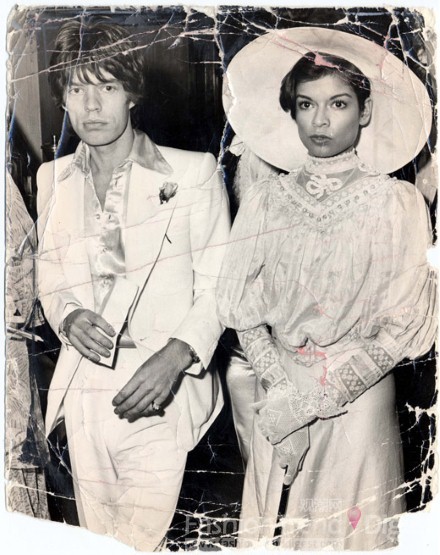21.	米克•贾格尔（Mick Jagger）和妻子Bianca在1973年参加一场慈善时装秀。