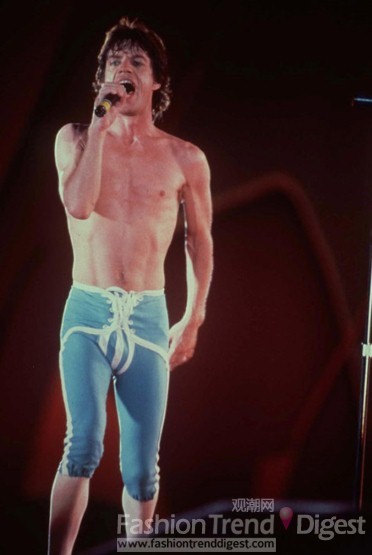 24.	1982年米克•贾格尔（Mick Jagger）赤身半裸的演出。