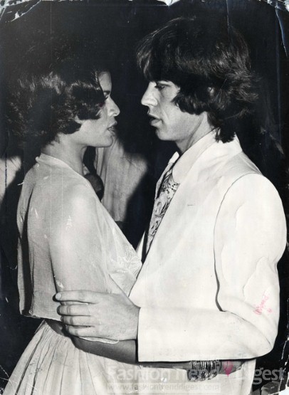 22.	他们是一对迷人的夫妇，米克•贾格尔（Mick Jagger）和妻子Bianca一起享受舞蹈的甜蜜。